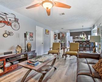 Houston Home with Private Outdoor Pool! - 休斯顿 - 客厅