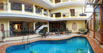 居家酒店 - 梅里达 - 游泳池