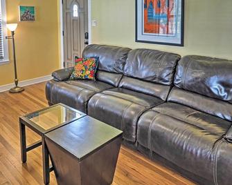 Quaint Austin Home w/ Yard ~ 5 Mi to Downtown! - 奥斯汀 - 客厅