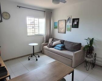 Apartamento 3/4 ótima localização - 阿拉卡茹 - 客厅