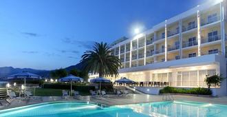 梅西尼亚湾酒店 - 卡拉马塔 - 游泳池