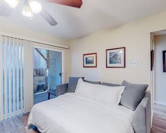 Quiet studio with shaded patio, pool, hot tub & perfect central location - 圣地亚哥 - 睡房