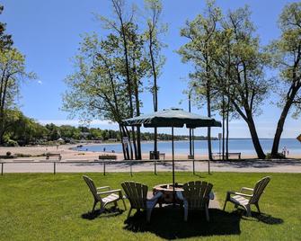 香树脂海滩度假村汽车旅馆 - Penetanguishene - 露台