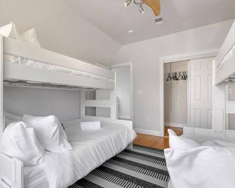 Amazing family-friendly and group-friendly accommodation #TheBackDorch - 波士顿 - 睡房