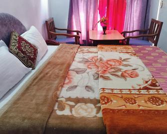 Hotel Chaitanya Inn - 达兰萨拉 - 睡房