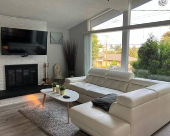 Centrally located, pet friendly, large deck, hot tub, free parking, quiet home - 维多利亚 - 客厅