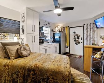 Smart & Functional XL Studio Perfect 4 Singles Just 20 Mins from Downtown Dallas - 达拉斯 - 睡房