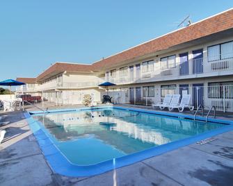 圣安吉洛六号汽车旅馆 - 圣安吉洛 - 游泳池