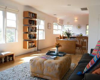 Magical Los Feliz Hillside Home, Views Of Hollywood, Griffith Park And West La - 洛杉矶 - 客厅