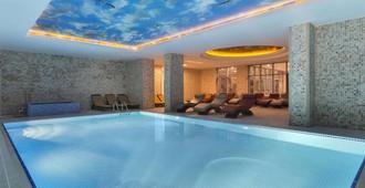 伊斯坦布尔阿塔科伊华美达大酒店 - 伊斯坦布尔 - 游泳池