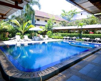 慕蒂亚拉酒店 - 万隆 - 游泳池