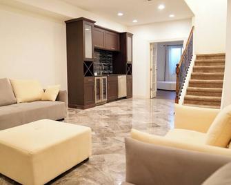 Modern Luxury in Denver-close to Downtown, Red Rocks. Ski Resort2hrs away. - 格林伍德村 - 客厅