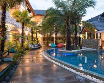 Ok潜水度假酒店及spa - 曼吉斯 - 游泳池