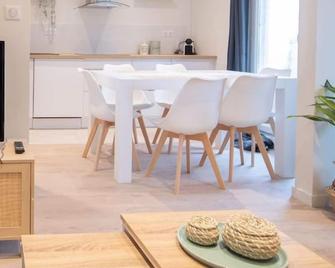 'Envie Lyonnaise' Location - 14 personnes - Terrasse - WIFI fibre optic - 里昂 - 餐厅