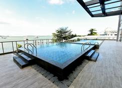 一号住宅的Lovina - 巴淡岛 - 游泳池