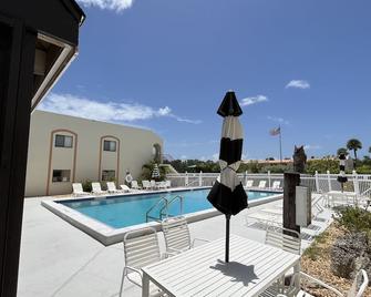 NEW condo! Just 15 min to Ft Myers and Sanibel beach! Great Location!! - 迈尔斯堡 - 游泳池