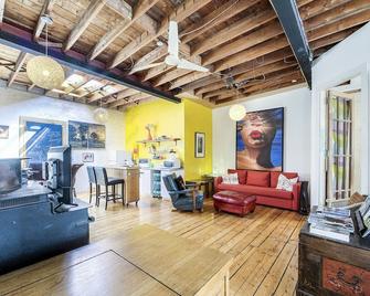 Unique Above Garage Loft - 多伦多 - 客厅