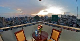 坦桑行政套房酒店 - 达累斯萨拉姆 - 阳台