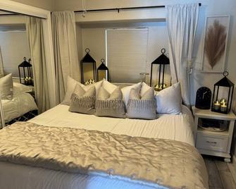 Private Spa On Water, King Bed, private steps to water - 哈瓦苏湖城 - 睡房
