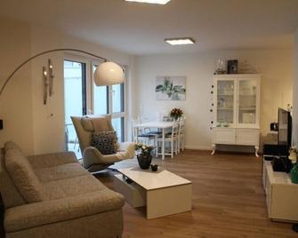 Geschmackvolle 3-Zimmer-Wohnung mit Balkon und Einbauküche in Bonn - 波恩(波昂) - 客厅