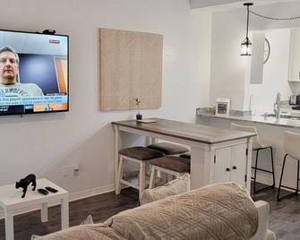 Discover Luxury Condo Steps Away from Celebration Pointe and I-75! - 盖恩斯维尔