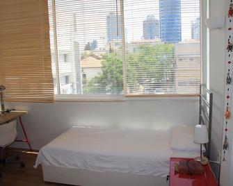 Classic 2Bed/2bath Neve Tzedek with Balcony - 特拉维夫 - 睡房