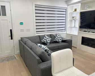 Charming 3-bedroom house with WiFi and AC in delightful Vancouver - 温哥华 - 客厅