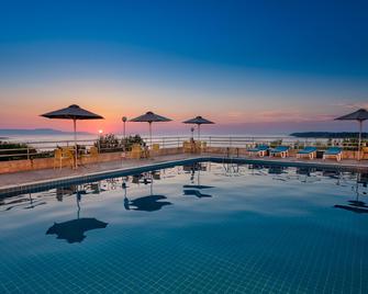 克塔维塔利斯酒店 - 卡拉塔斯 - 游泳池