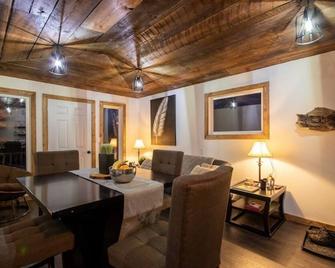 Coulee Creek Cabin - 斯威夫特卡伦特 - 客厅