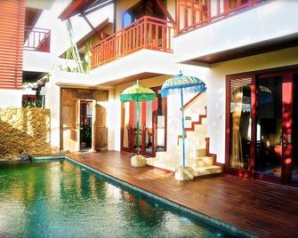 巴厘岛水上奥克塔维纳别墅酒店 - 仓古 - 游泳池