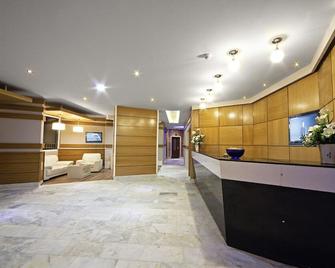 Sol Beach Hotel Adults Only - 马尔马里斯 - 柜台