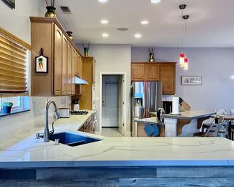 Big 4 bedroom house with parkview 15 min to airport or downtown - 萨克拉门托 - 厨房