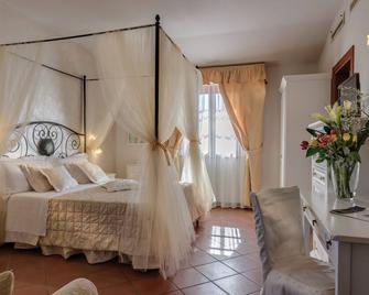 卡索莱尔特里罗莎酒店 - 圣吉米纳诺 - 睡房