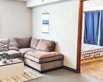 Private Guest Suite in West Bellevue Home - 贝尔维尤 - 客厅
