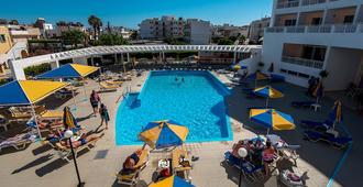克里斯马里酒店 - 卡达麦纳 - 游泳池