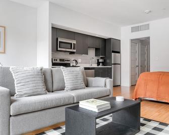 Spacious Allston Studio w/ W/D & Gym, near Green Line, by Blueground - 波士顿 - 客厅