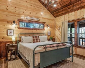Large Luxury 2BR Cabin w Hot Tub Double Trouble was designed for fun comfort and memories minutes from buzzling Hochatown and beautiful Beaver Bend State Park - 布罗肯鲍 - 睡房