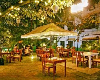 Modern Room at Lush Green Resort Near to Lake and Downtown - 布什格尔 - 餐馆