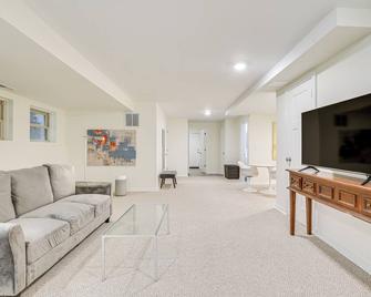 Walk to Lake Michigan Chicago Apt with Deck - 芝加哥 - 客厅