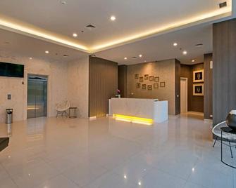 哈桑丁望加锡呼啸普莱姆酒店 - 马卡萨 - 柜台
