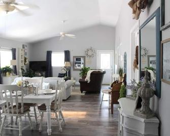 Farm, Unique, Immaculate, Close to City but Feels like Country, One of a Kind! - 科罗拉多斯普林斯 - 餐厅