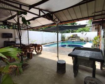 LoveNest- cozy place with swimming pool,12 min to the beach close to everything. - 达特 - 游泳池