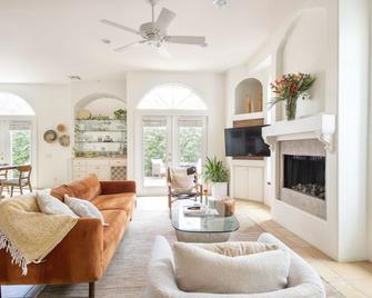 Casita Lolita - Your Secluded Desert Oasis - 棕榈泉 - 客厅