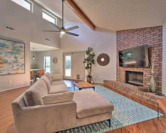 Modern Fayetteville Home Less Than 1 Mi to U of A! - 费耶特维尔 - 客厅