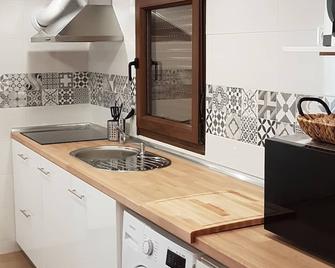 Apartment with Wi-Fi and parking - 桑坦德 - 厨房