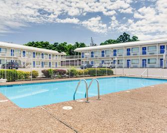 阿肯色州费耶特维尔汽车旅馆6 - 费耶特维尔 - 游泳池