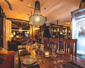 Central living with many beds and private garden! - 哥德堡 - 餐馆