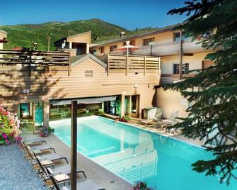 28% Off Instant Booking Eagle Point 1 Bedroom Fri 12/27/2024 thru 1/3/2025 - 范尔 - 游泳池