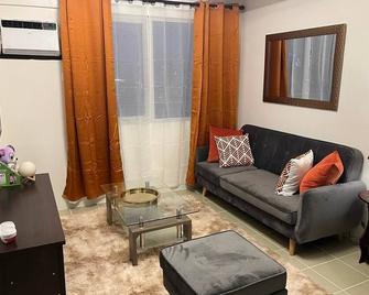 The Journeyman Suite at Covent Garden Sta Mesa Manila - 马尼拉 - 客厅