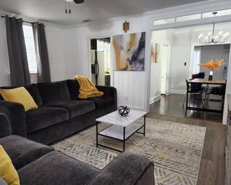 Spacious Centrally Located 3 Bed 2 Bath - Sleeps 8 - 蒙哥马利 - 客厅